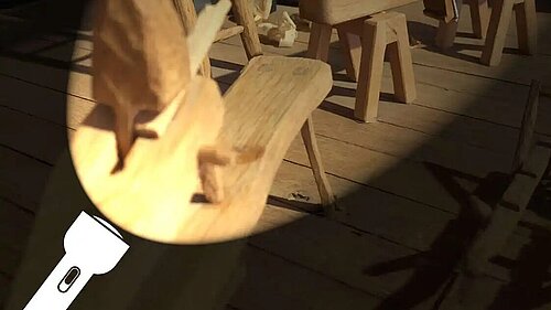 Ein Blick in die Ausstellung mit Taschenlampe