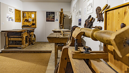 Blick in die Ausstellung, alte Holzwerkzeuge
