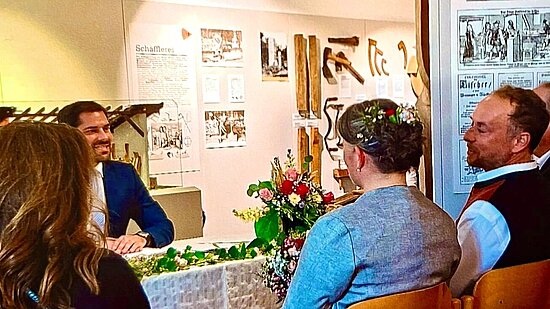 Brautpaar und Standesbeamter